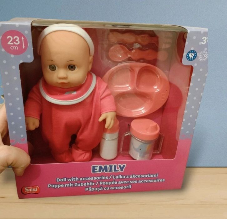 Lalka akcesoriami do karmienia