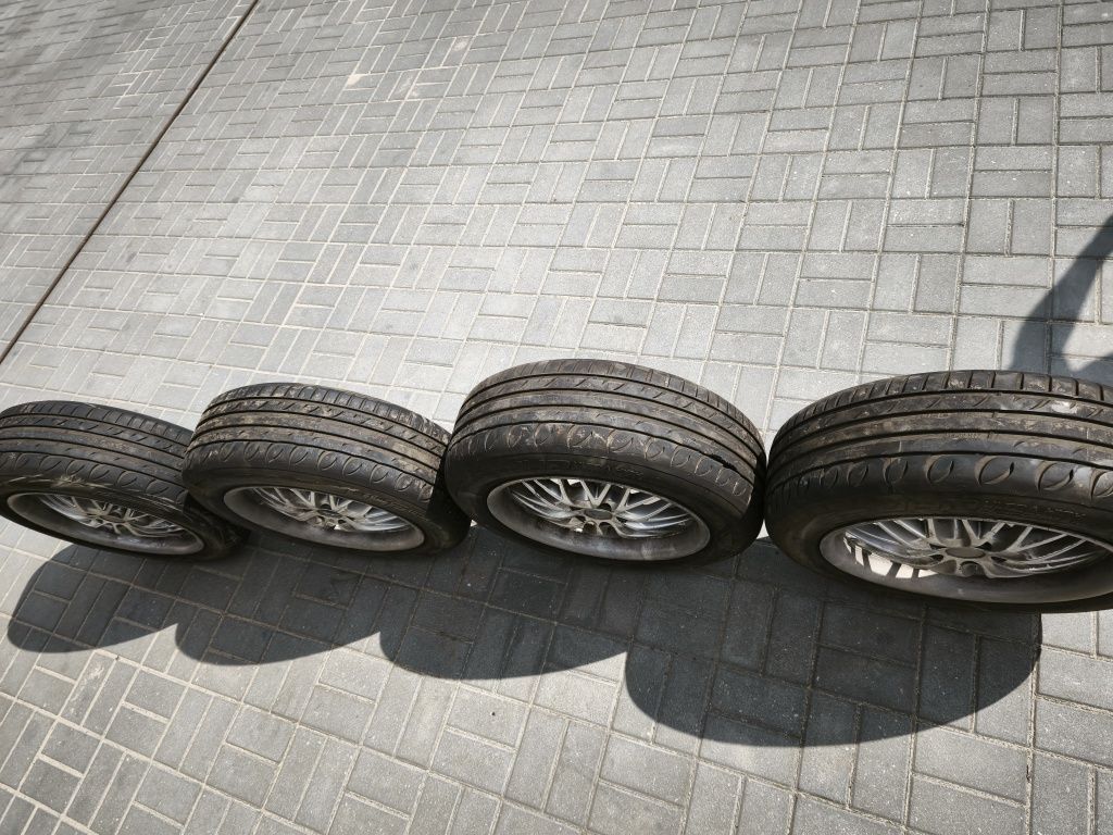 Felgi aluminiowe 17" z oponami 215/60 R17 – komplet 4 sztuki