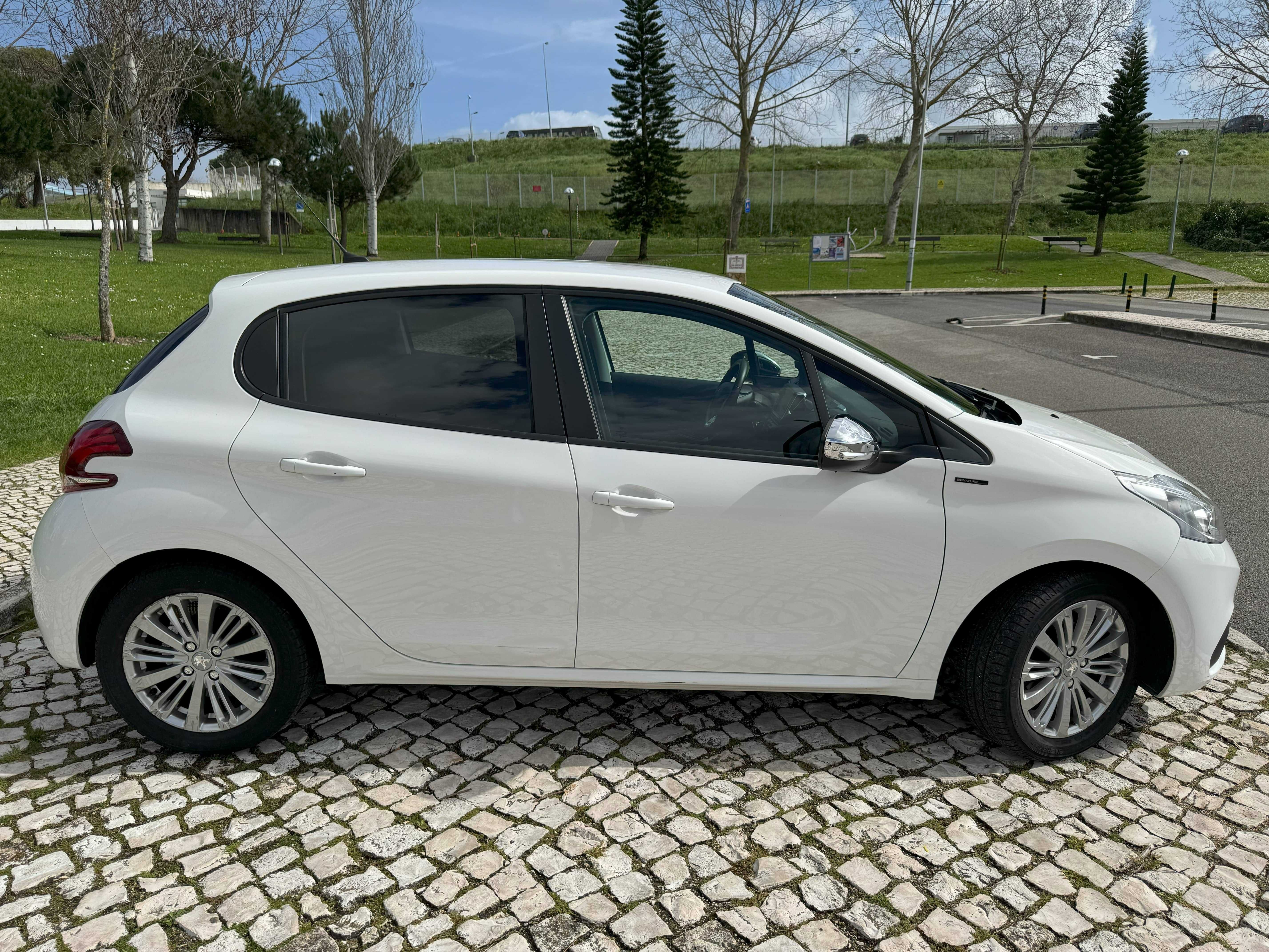 Peugeot 208 1.2 PureTech Signature 5milkm