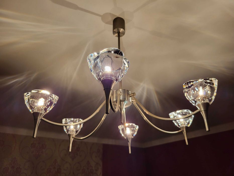 Elegancka lampa pokojowa z kinkietami