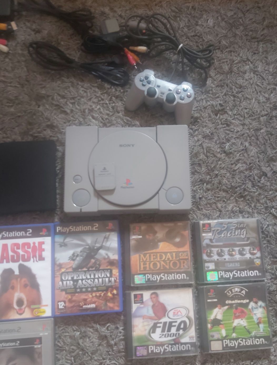 2 PlayStation com jogos.