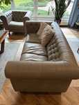 Sofa skórzana typu chesterfield używana.