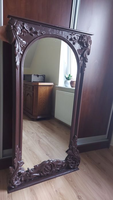 Duże lustro w brązowej ramie