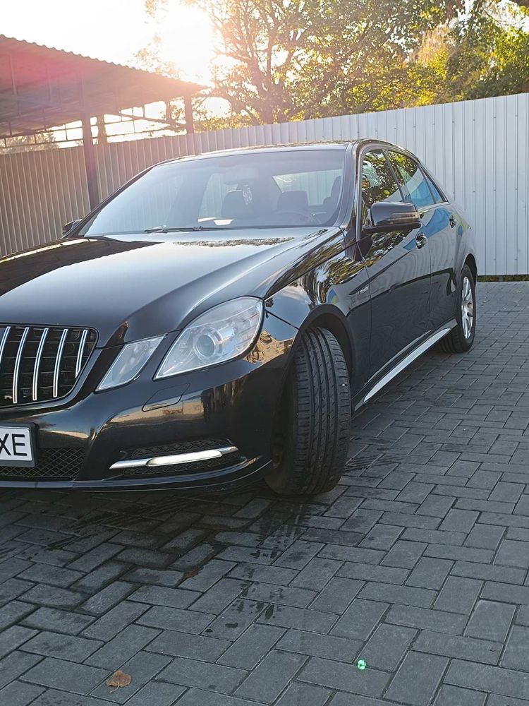 Автомобіль седан Mercedes E class чорний