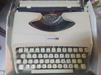 Máquina de escrever manual dos anos 80.