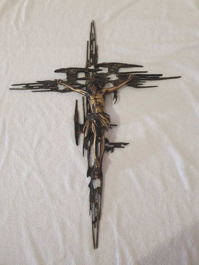 Crucifixo artístico em bronze com design contemporâneo