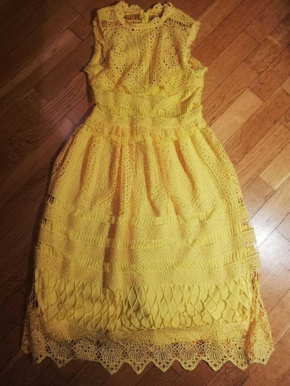 Sliczna koronkowa sukienka z platformy ASOS Boohoo