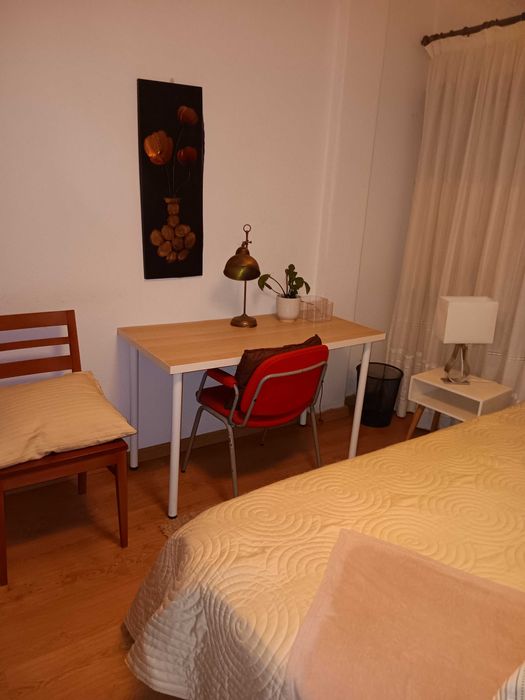 Quarto aluga-se no centro da Caparica