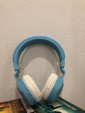 Headphones azul e branco