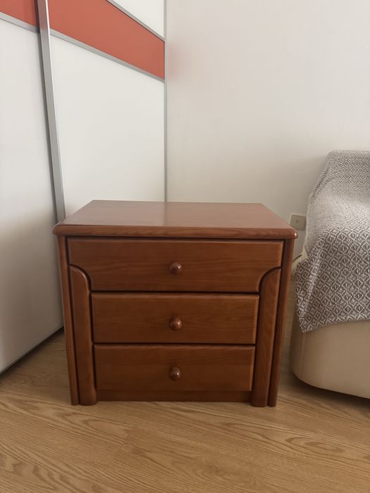 Mesa de cabeceira em madeira de cerejeira