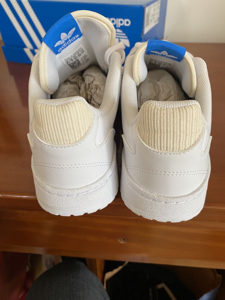 Tenis brancos simbolo azul adidas Novos