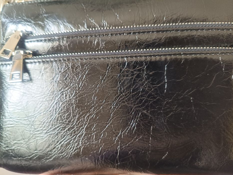 Лакована шкіряна сумка кросбоді