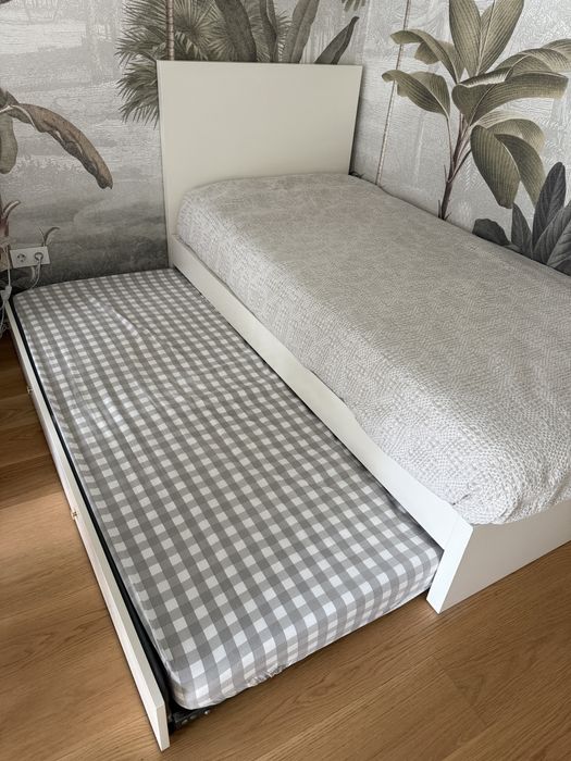 Cama com gaveta em madeira maciça