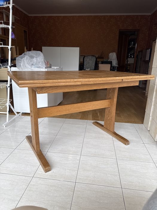 Розкладний деревянний стіл.