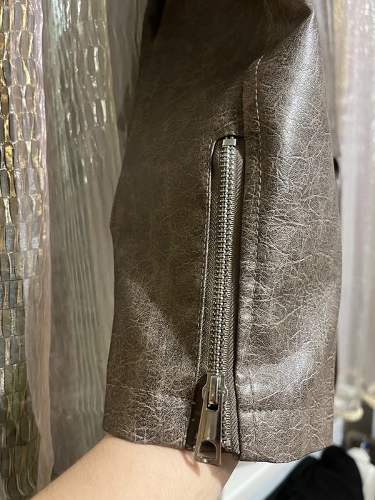 Елегантна жіноча куртка з екошкіри