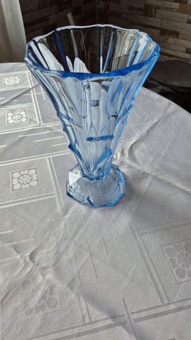 Stary jasnoniebieski wazon Art Deco z lat 20/30 XX wieku.