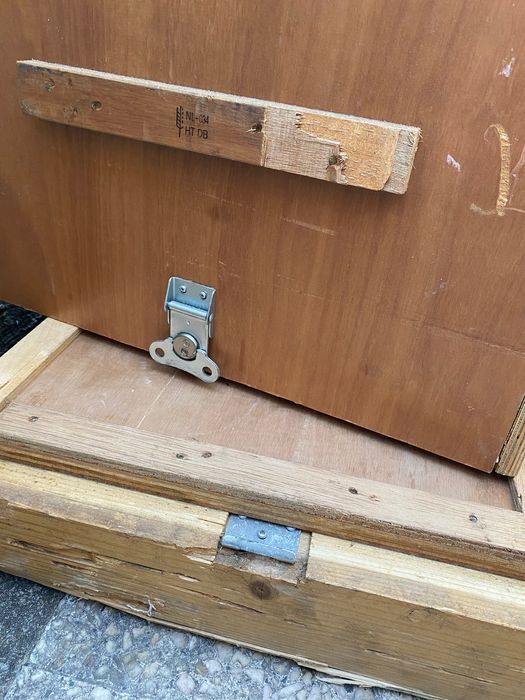Caixa de madeira forte em palete e fechos para envio