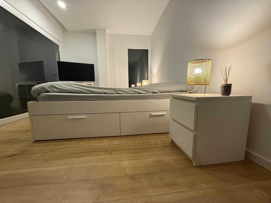 Cama IKEA + móveis de apoio