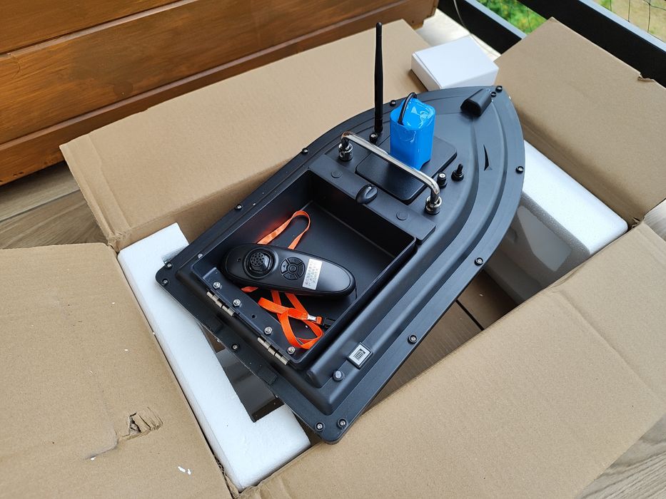 Łódka zanętowa D16 z akumulatorem 2 akumulatory 5600mAh