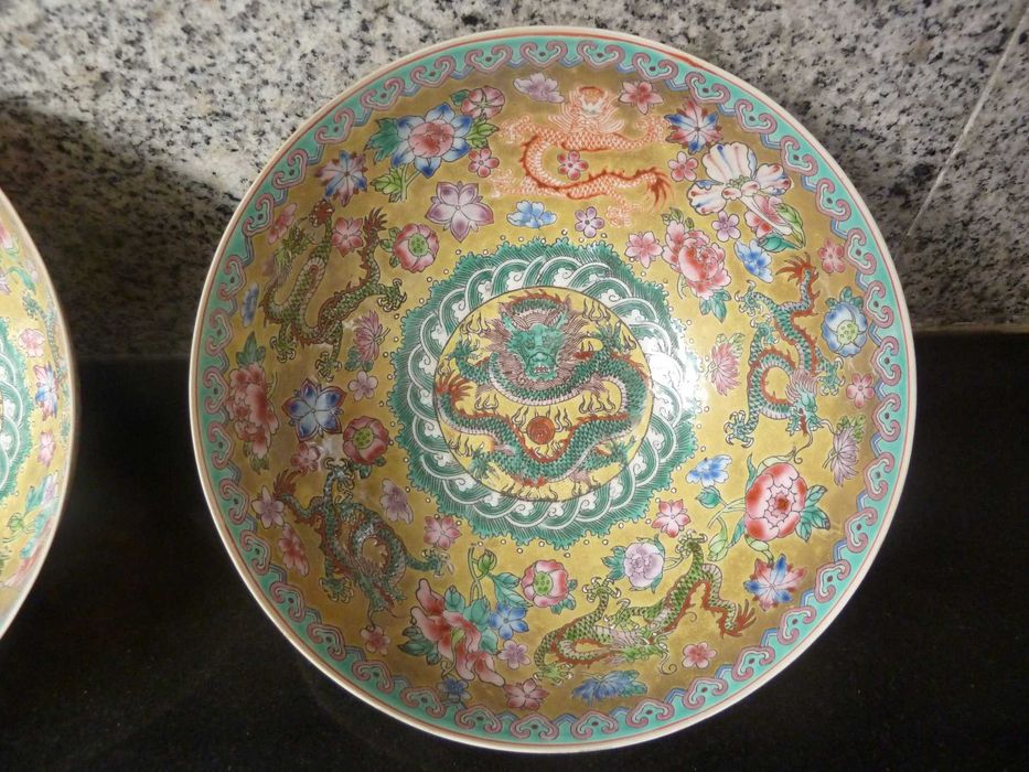 Duas taças chinesas em porcelana fina.