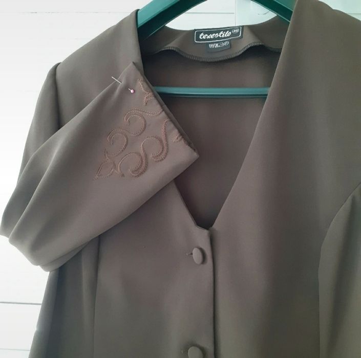 Fato elegante com bordados