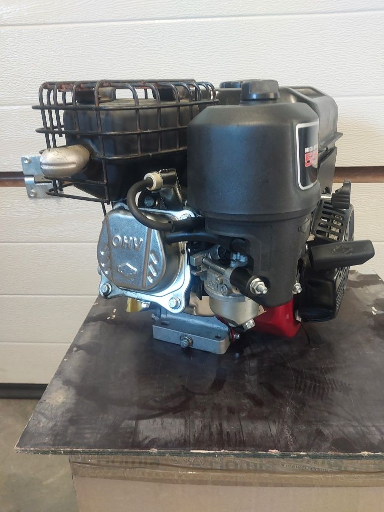 Silnik spalinowy Briggs & Stratton model z serii 550 i poj. 127 cm³