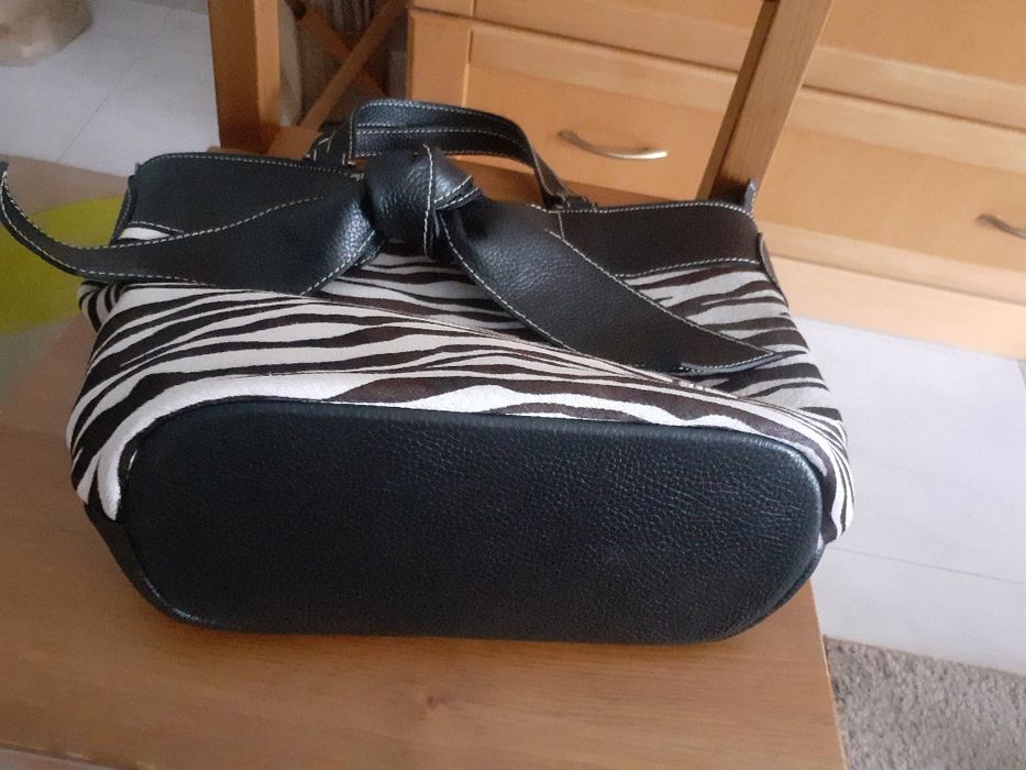 Mala preta e branco de Mão e à Tiracolo ( Marca Ruika ) C/ Nova