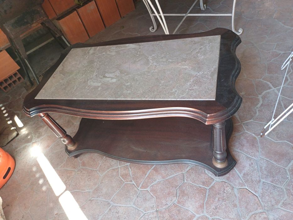 Mesa vintage com tampo de mármore