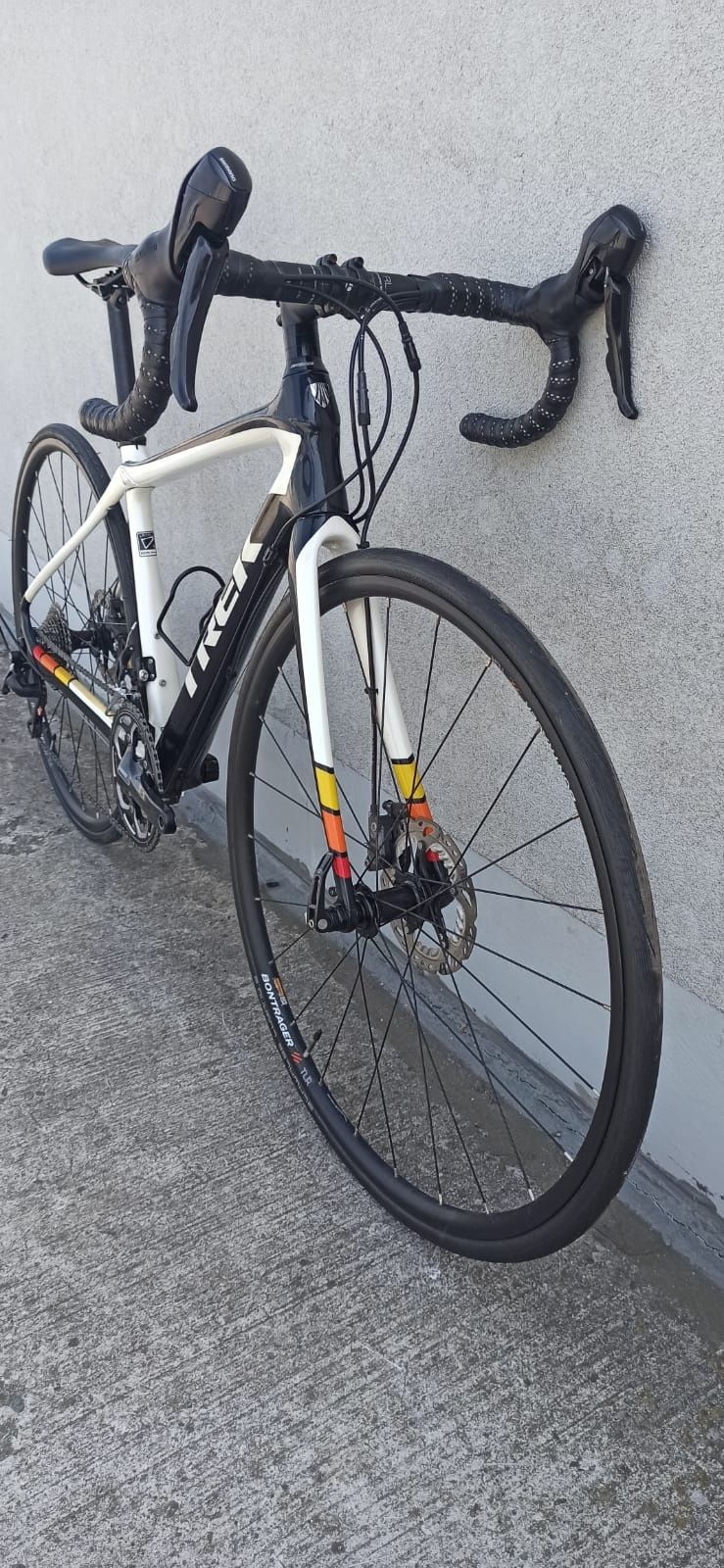 TREK DOMANE 4.3 DISC, Shimano 105(hydraulika/sztywna oś),Rozmiar 50/XS
