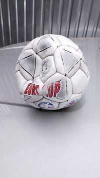 М'яч футбольний шкіряний під ремонт.