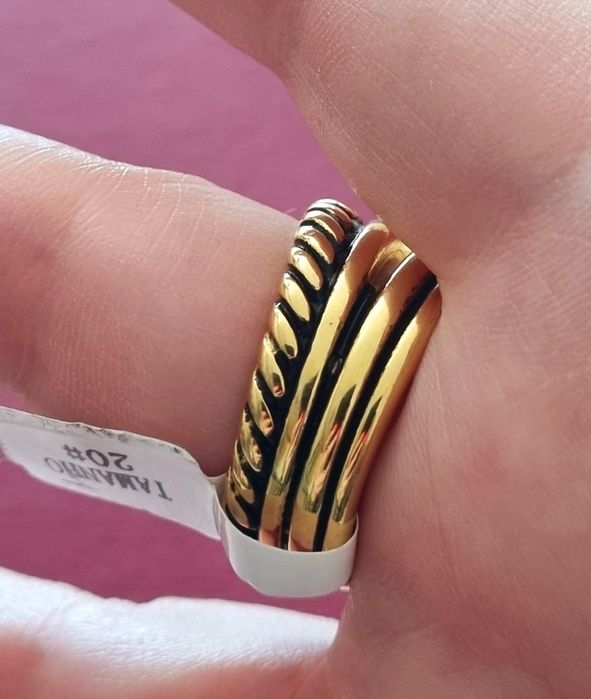Anel dourado, em aço, com ponto de luz retangular. T20