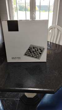 Jogo de xadrez novo em vidro .