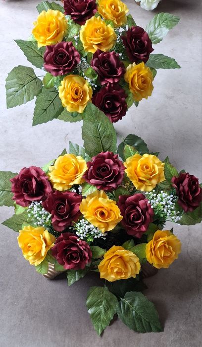 Piękny, nowoczesny zestaw nagrobny, stroik i wazon z róż na cmentarz