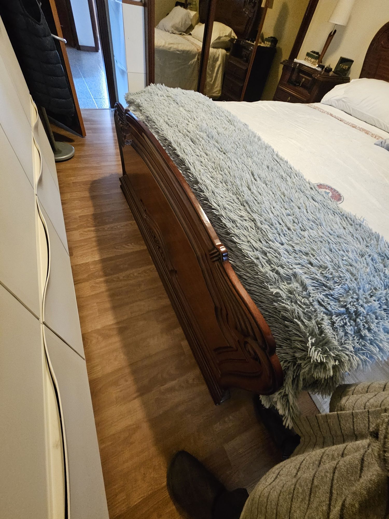 Mobília de quarto em mogno.