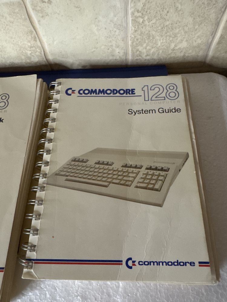 Instrukcje do Commodore 128 - dwie angielskie i szwedzka