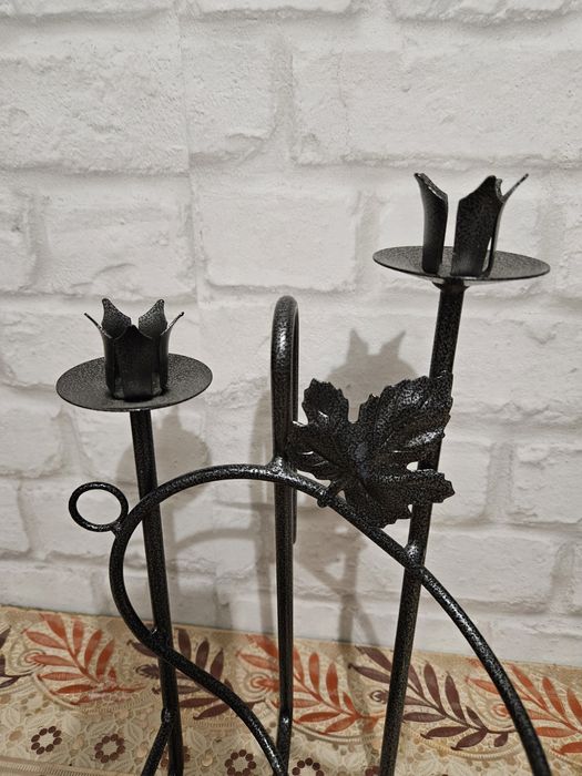 Metalowy stojak na wino ze świeczkami
