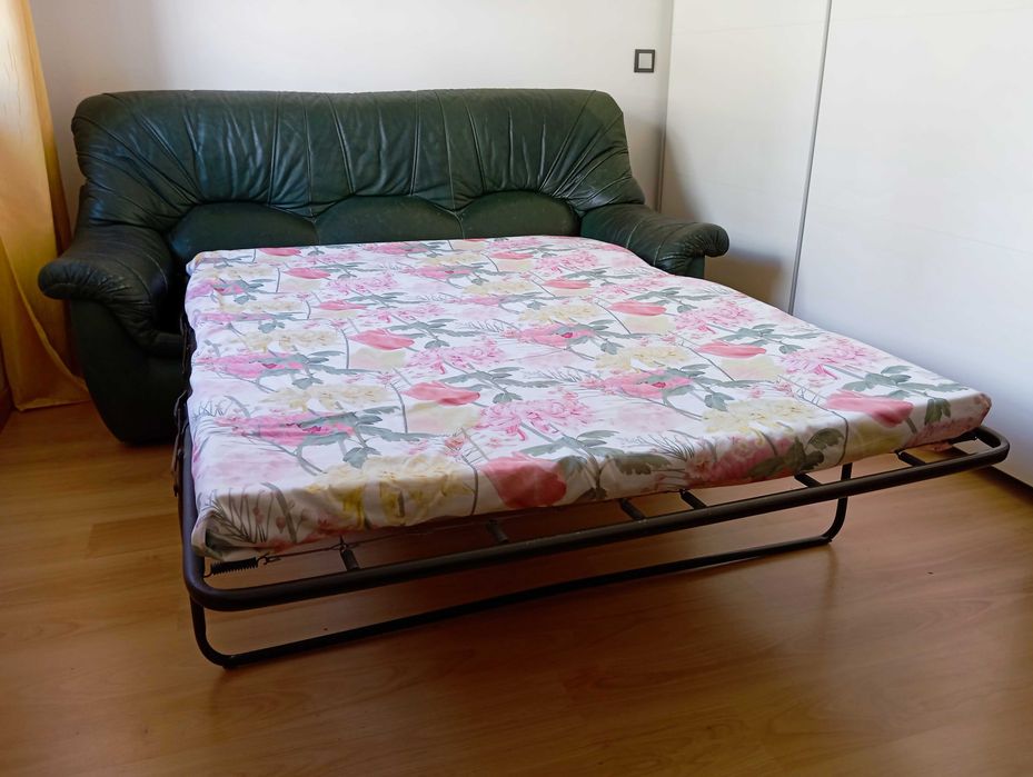 Sofá-cama couro verde