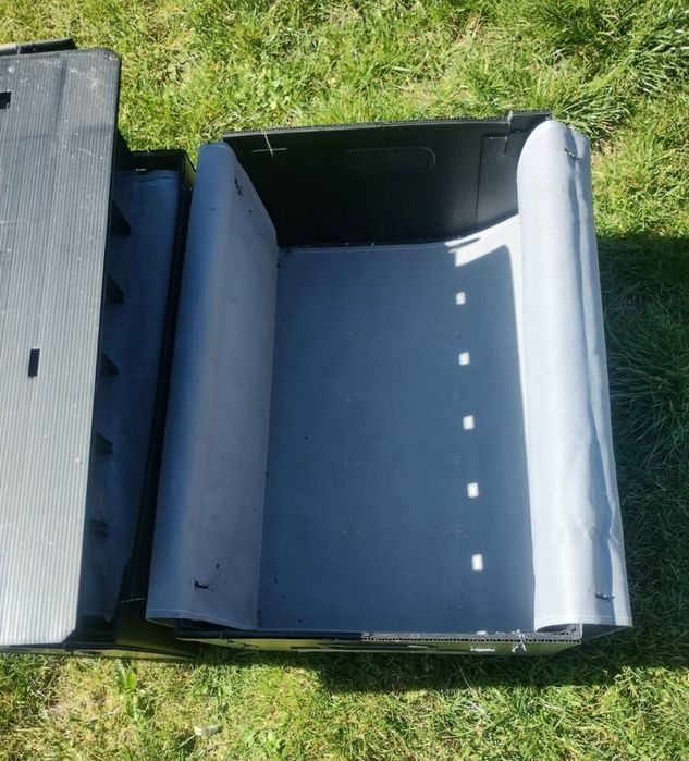 45 skrzyń modułowych z plastiku komorowego