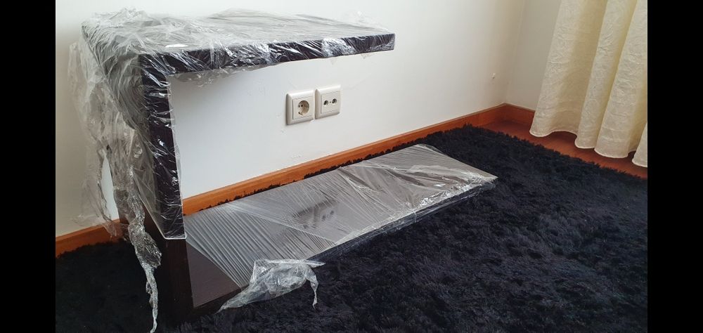 Prateleira preta em madeira