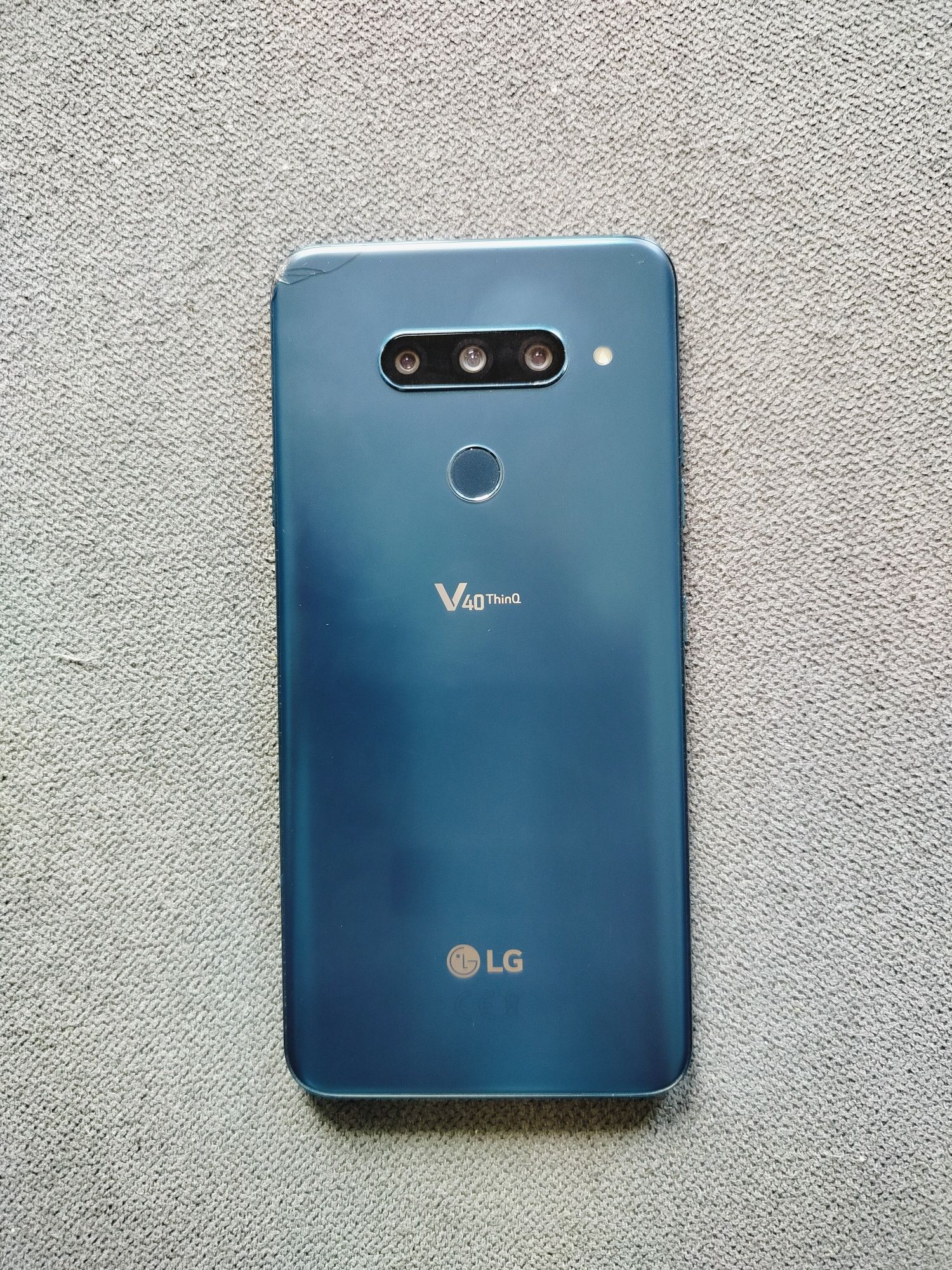 Smartfon LG V40 ThinQ stan bardzo dobry