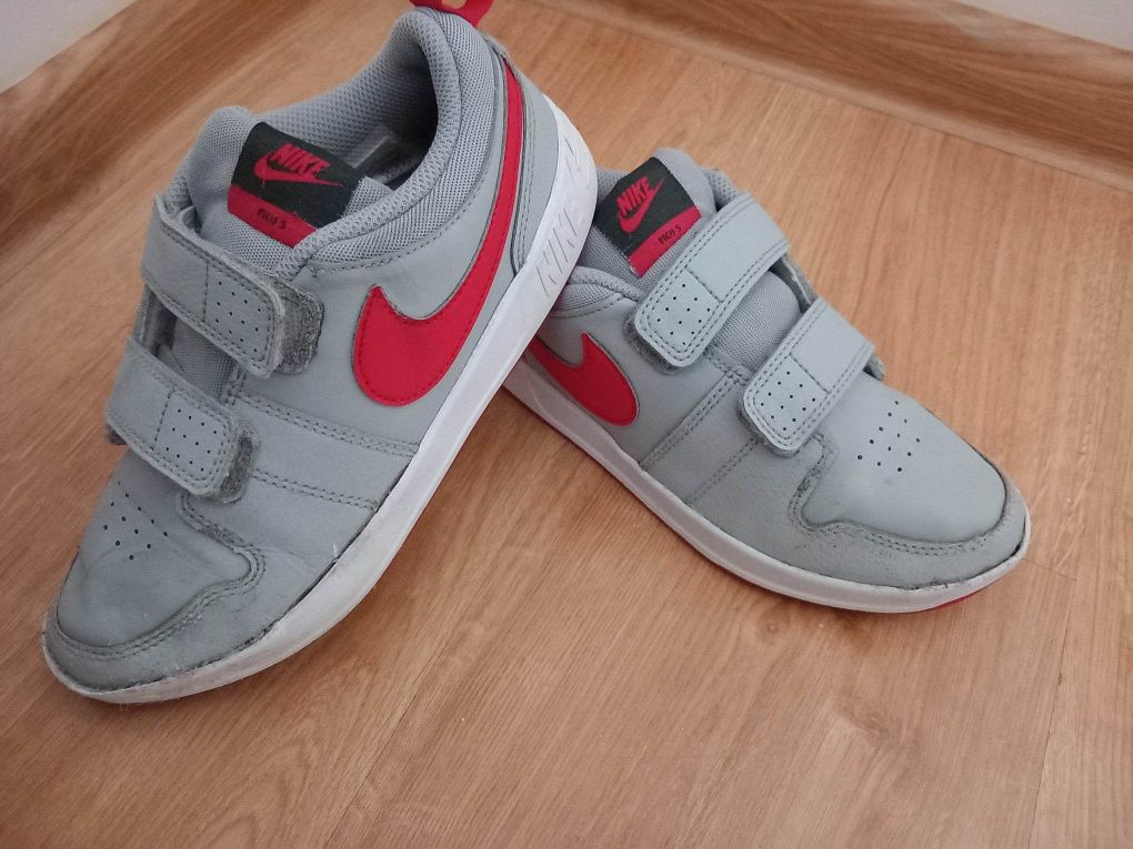 Buty chłopięce Nike rozm. 33