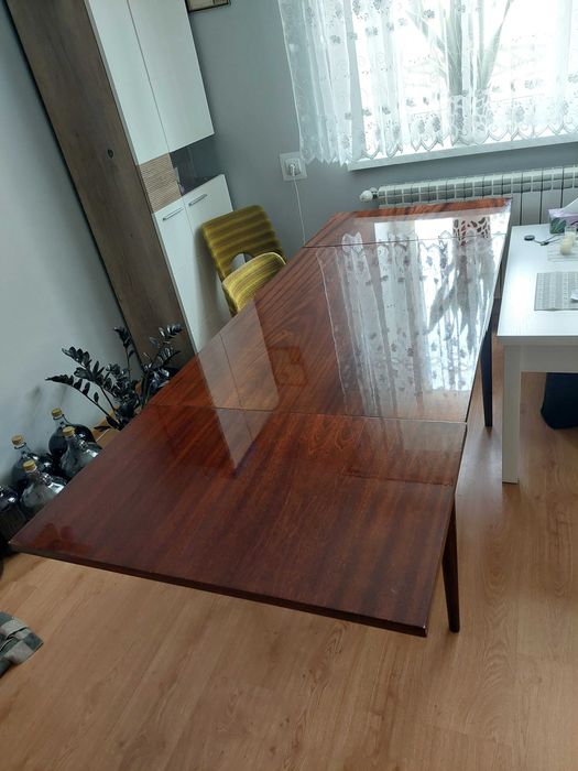 Stół rozkładany z trzema krzesłami,relikt PRLu