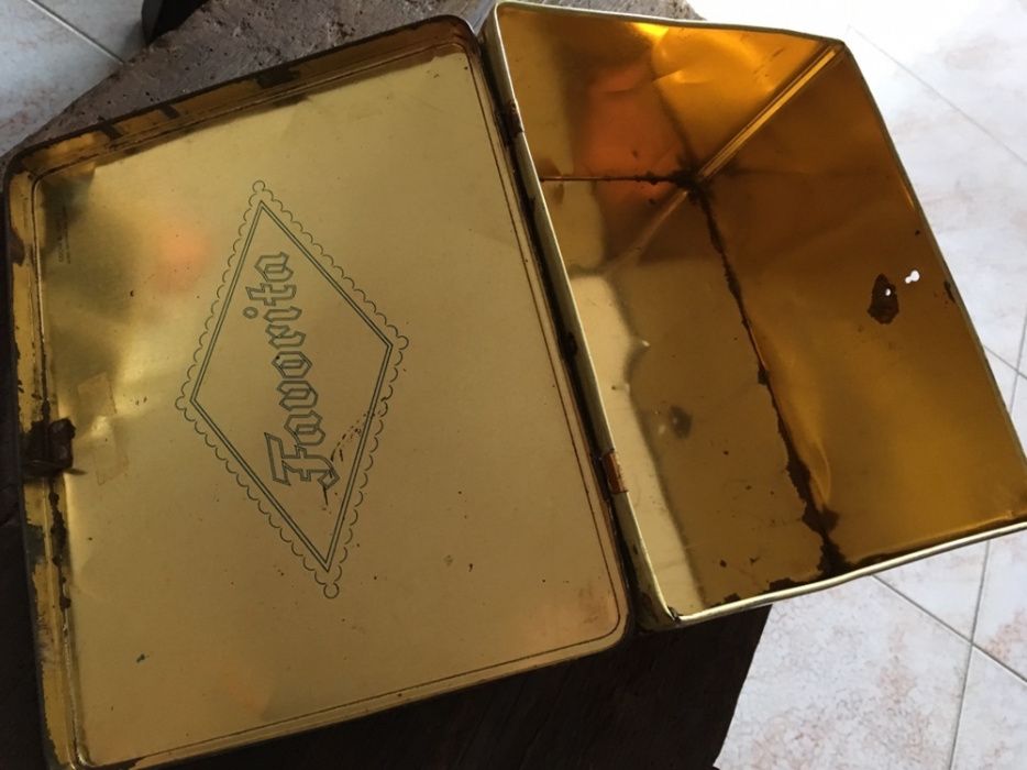 Lata antiga da fábrica Favorita