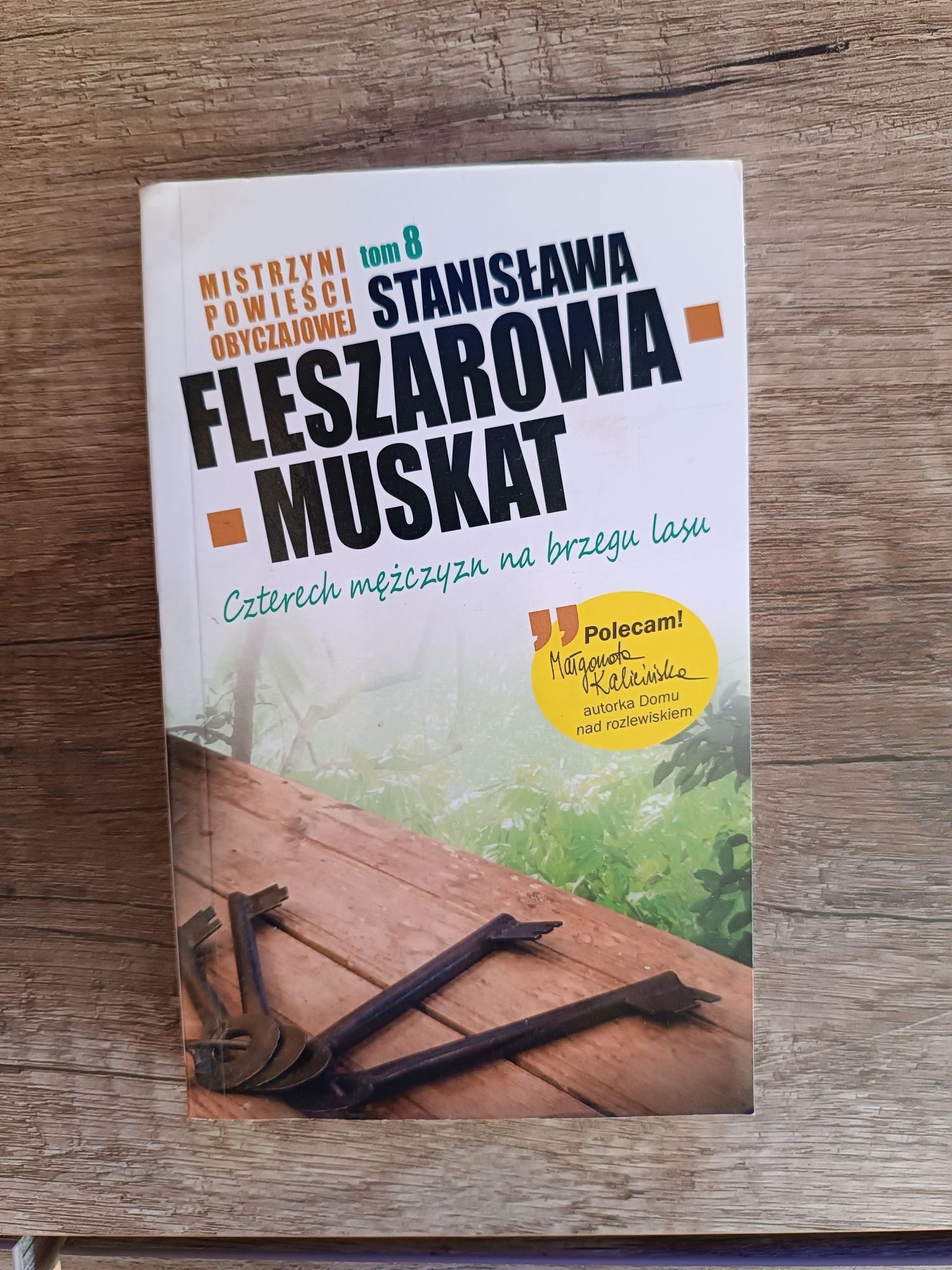 Czterech mężczyzn na brzegu lasu Stanisława Fleszarowa Muskat