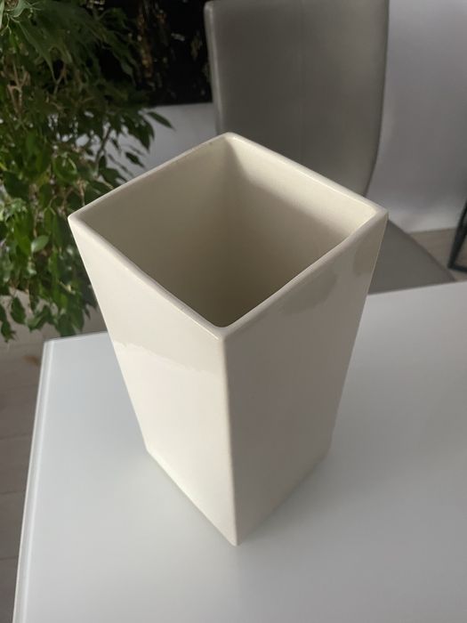 Duży, ceramiczny wazon o kwadratowym przekroju