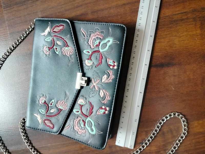 Torebka na łańcuchy mała czarna ramię listonoszka elegancka haftowana