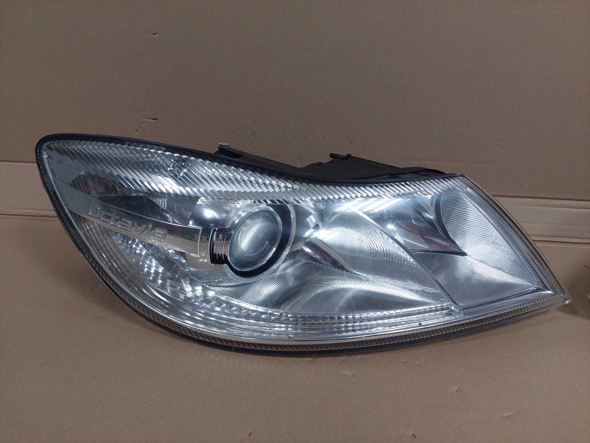 Octavia 2 II LIFT 08-12r lampa przód Bi Xenon skrętny lewa KPL EU BDB