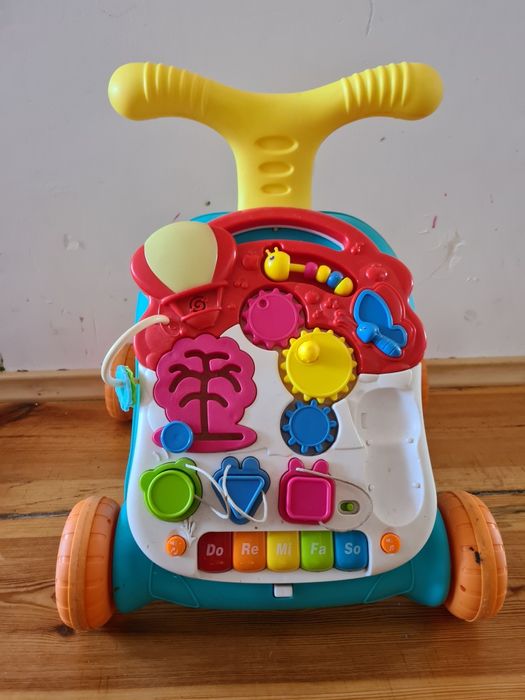 Pchacz  do nauki chodzenia grający melodie