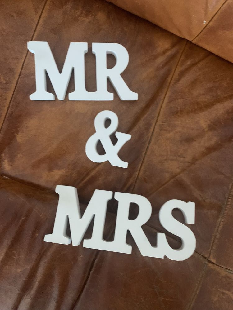 Комплект білого весільного декору написів “mr & mrs”