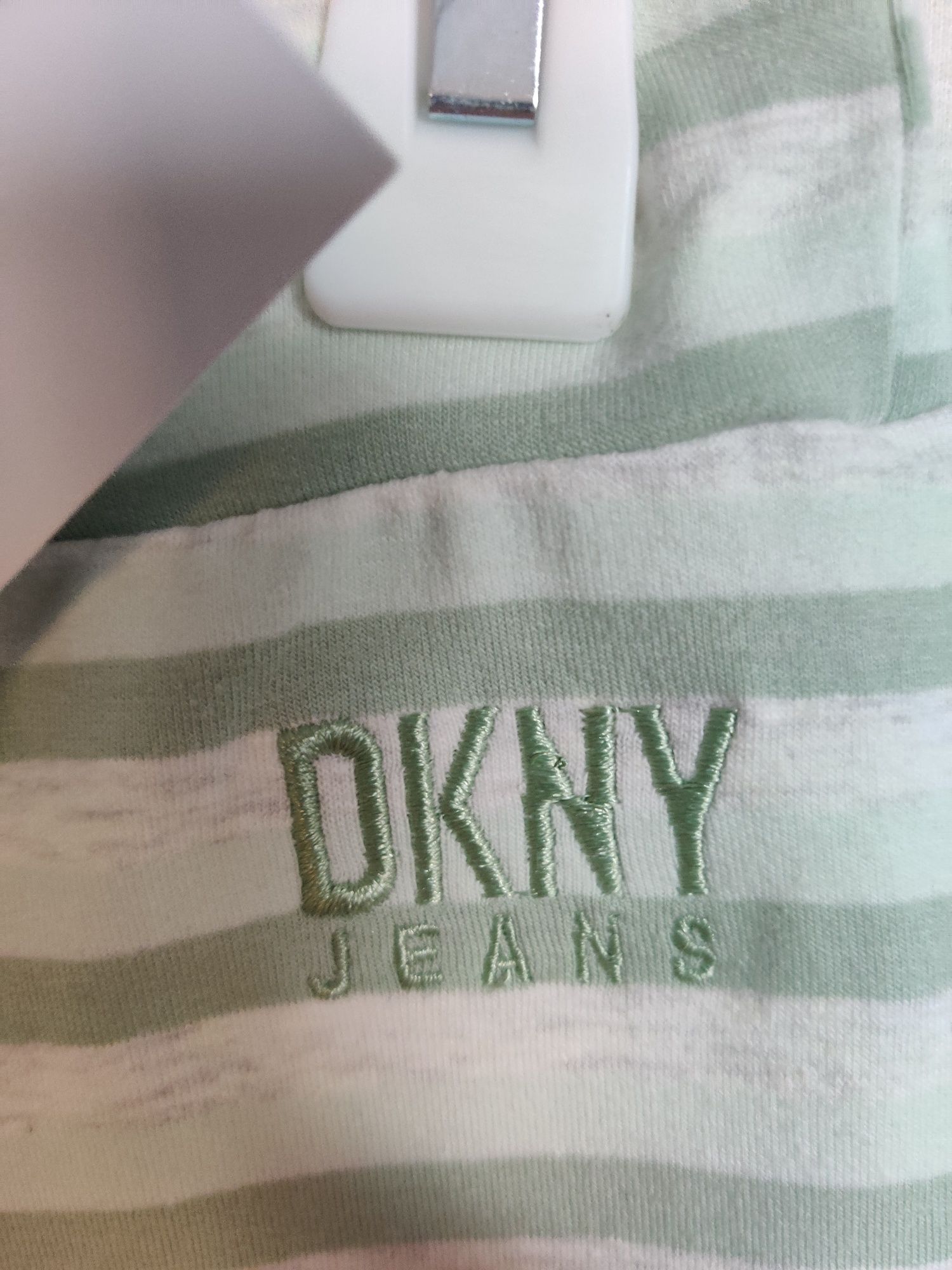 Dres DKNY na 5 lat